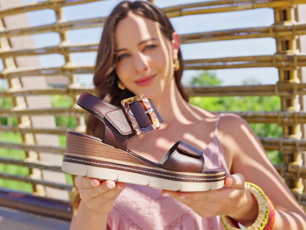 feature-removable-insole-benefit-video-poster.jpg